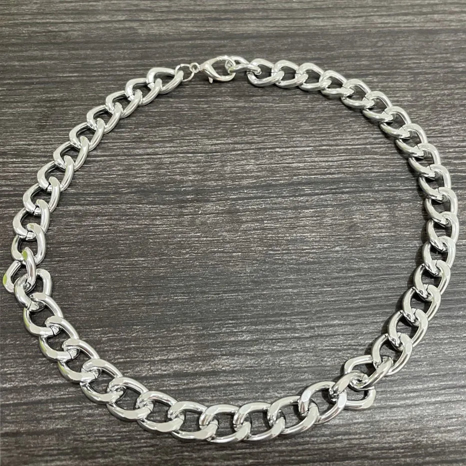 Elegante weiße Perlenkette mit großer runder Perle 