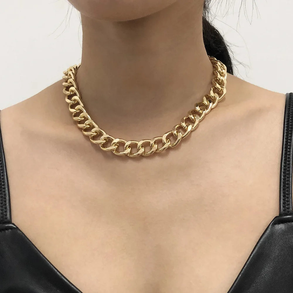 Elegante weiße Perlenkette mit großer runder Perle 