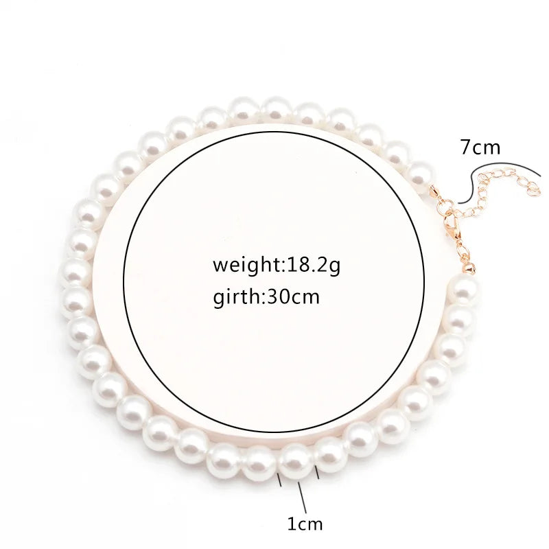 Elegante weiße Perlenkette mit großer runder Perle 