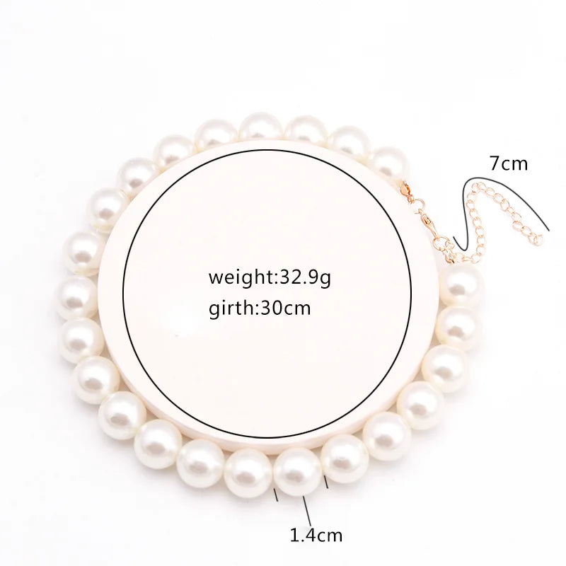 Elegante weiße Perlenkette mit großer runder Perle 