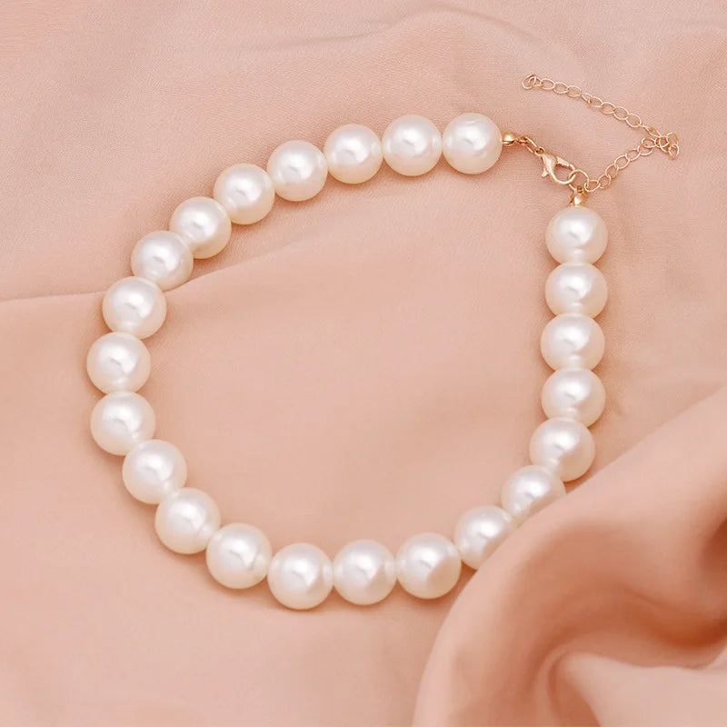 Elegante weiße Perlenkette mit großer runder Perle 