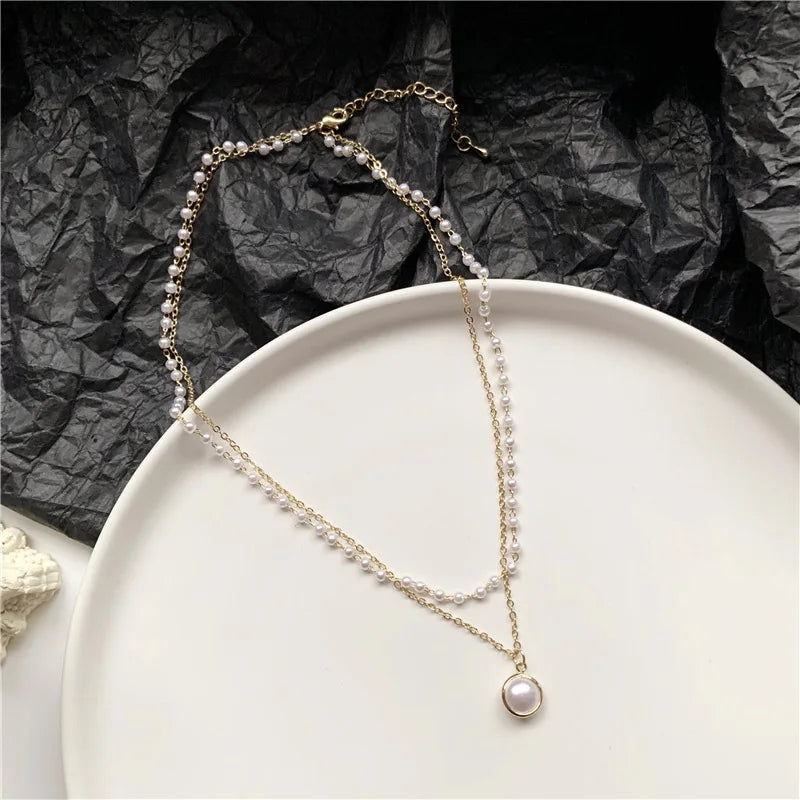 Elegante weiße Perlenkette mit großer runder Perle 
