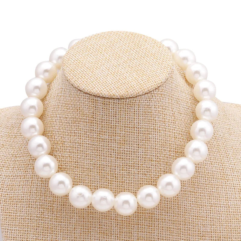 Elegante weiße Perlenkette mit großer runder Perle 