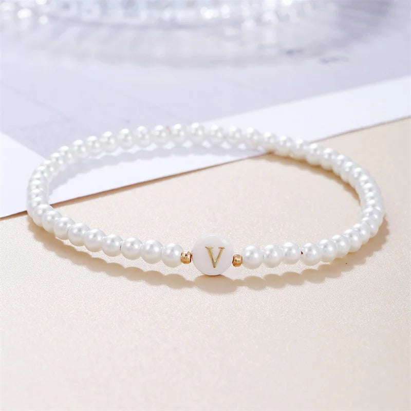 AZ-Anfangsbuchstaben-Armband für Frauen, trendige weiße Perlen, runder Anhänger, elastische Armbänder, Schmuck, Perlmutt-Charme, Pulseras
