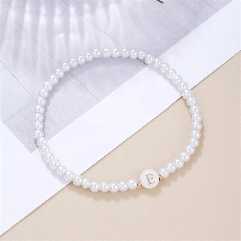 AZ-Anfangsbuchstaben-Armband für Frauen, trendige weiße Perlen, runder Anhänger, elastische Armbänder, Schmuck, Perlmutt-Charme, Pulseras