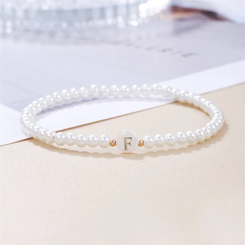 AZ-Anfangsbuchstaben-Armband für Frauen, trendige weiße Perlen, runder Anhänger, elastische Armbänder, Schmuck, Perlmutt-Charme, Pulseras