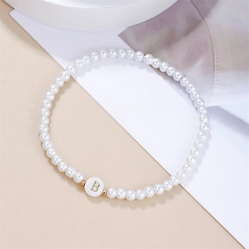 AZ-Anfangsbuchstaben-Armband für Frauen, trendige weiße Perlen, runder Anhänger, elastische Armbänder, Schmuck, Perlmutt-Charme, Pulseras