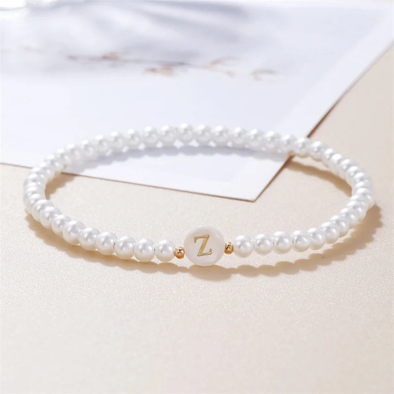 AZ-Anfangsbuchstaben-Armband für Frauen, trendige weiße Perlen, runder Anhänger, elastische Armbänder, Schmuck, Perlmutt-Charme, Pulseras