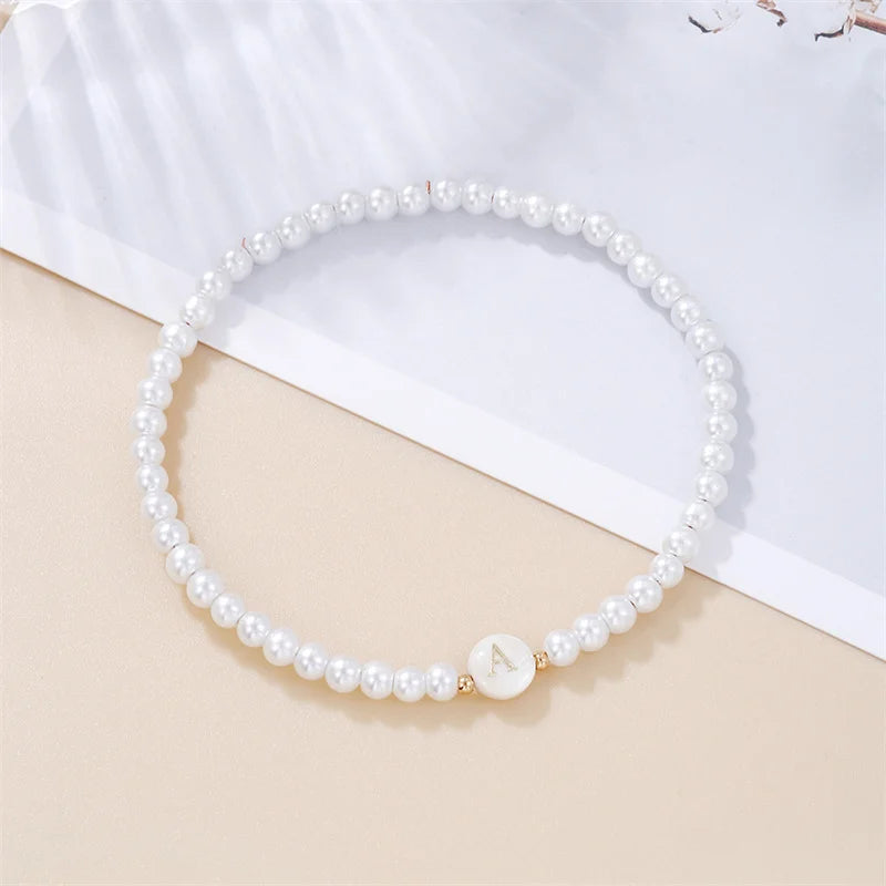 AZ-Anfangsbuchstaben-Armband für Frauen, trendige weiße Perlen, runder Anhänger, elastische Armbänder, Schmuck, Perlmutt-Charme, Pulseras