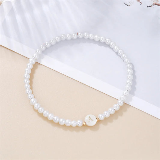 AZ-Anfangsbuchstaben-Armband für Frauen, trendige weiße Perlen, runder Anhänger, elastische Armbänder, Schmuck, Perlmutt-Charme, Pulseras