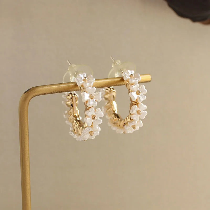 Pendientes de aro con flor de concha brillante 
