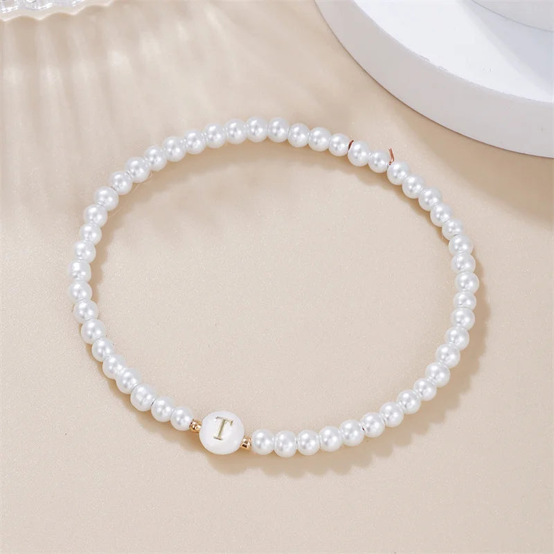 AZ-Anfangsbuchstaben-Armband für Frauen, trendige weiße Perlen, runder Anhänger, elastische Armbänder, Schmuck, Perlmutt-Charme, Pulseras