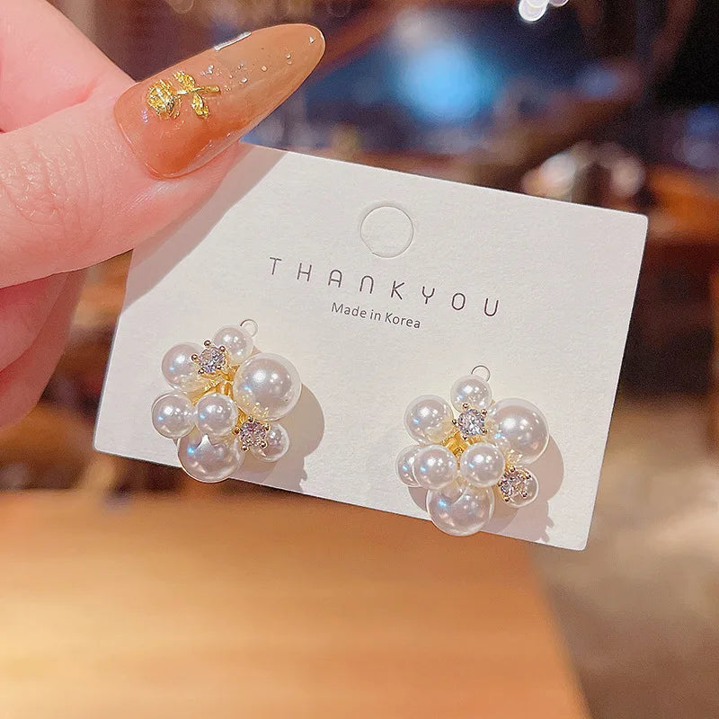 Pendientes de perlas con diseño de flores