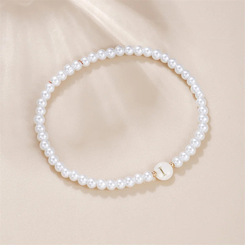 AZ-Anfangsbuchstaben-Armband für Frauen, trendige weiße Perlen, runder Anhänger, elastische Armbänder, Schmuck, Perlmutt-Charme, Pulseras