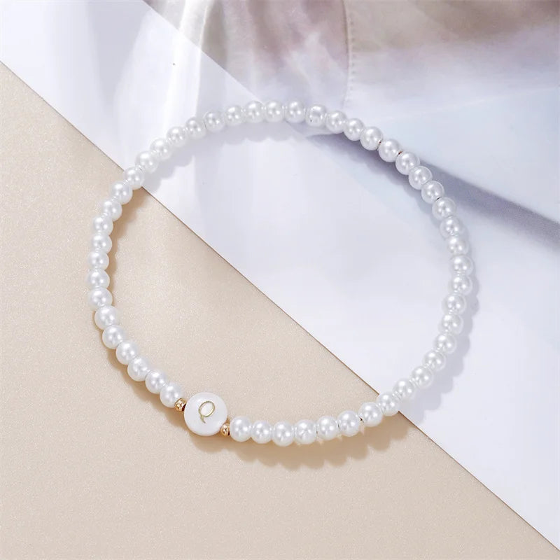 AZ-Anfangsbuchstaben-Armband für Frauen, trendige weiße Perlen, runder Anhänger, elastische Armbänder, Schmuck, Perlmutt-Charme, Pulseras