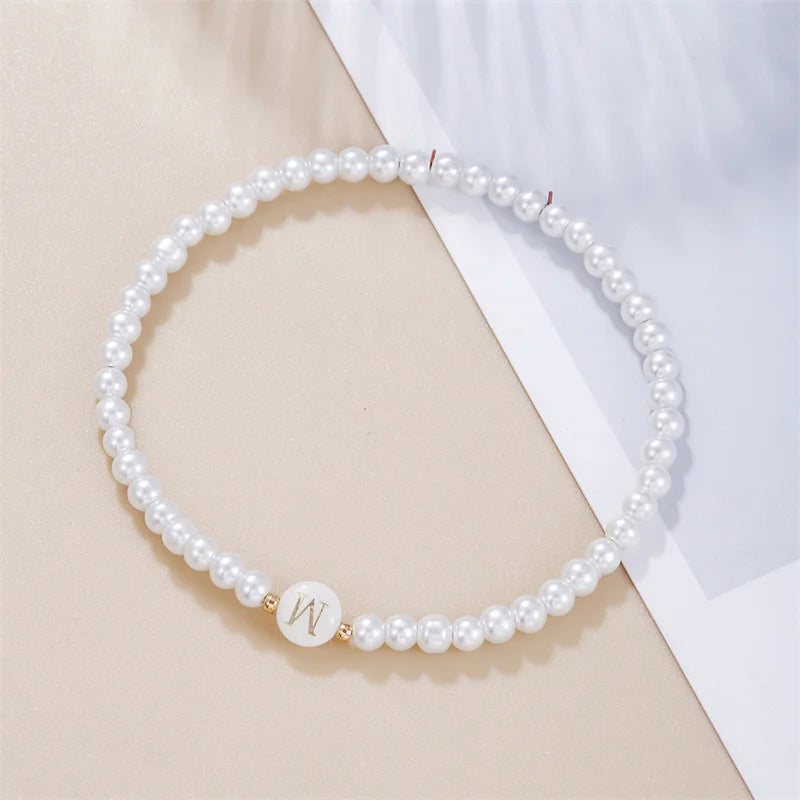 AZ-Anfangsbuchstaben-Armband für Frauen, trendige weiße Perlen, runder Anhänger, elastische Armbänder, Schmuck, Perlmutt-Charme, Pulseras