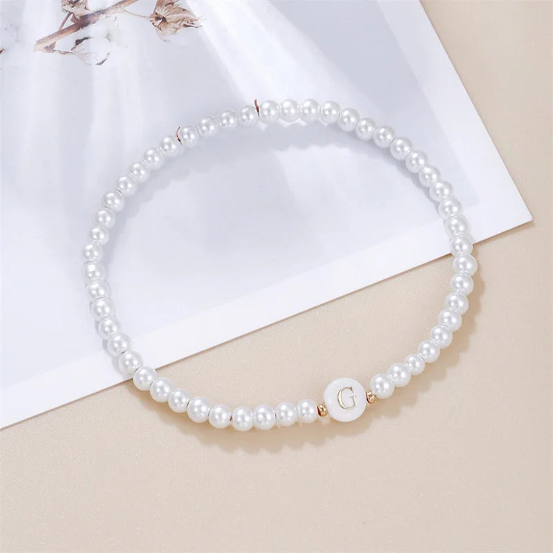 AZ-Anfangsbuchstaben-Armband für Frauen, trendige weiße Perlen, runder Anhänger, elastische Armbänder, Schmuck, Perlmutt-Charme, Pulseras