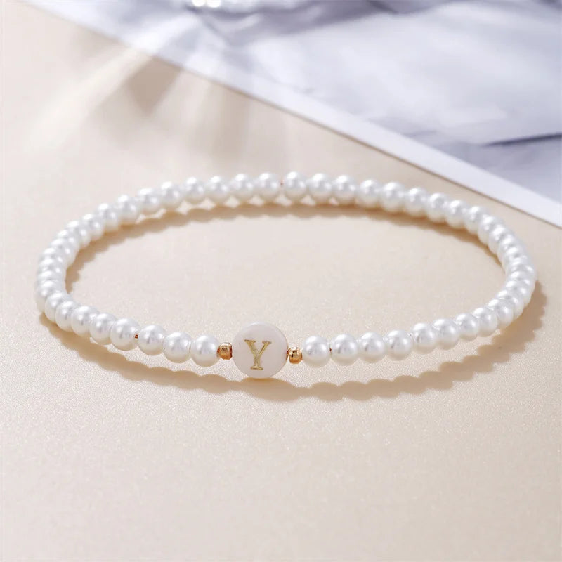 AZ-Anfangsbuchstaben-Armband für Frauen, trendige weiße Perlen, runder Anhänger, elastische Armbänder, Schmuck, Perlmutt-Charme, Pulseras