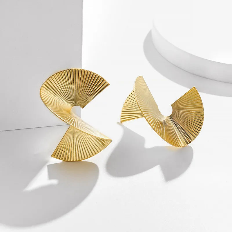 Retro Twisted Spiral Statement