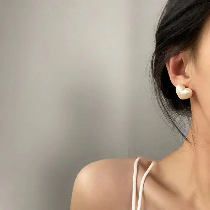 Pendientes de botón con forma de corazón de algodón color crema en 3D