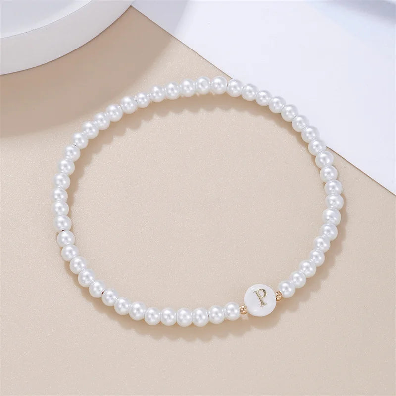 AZ-Anfangsbuchstaben-Armband für Frauen, trendige weiße Perlen, runder Anhänger, elastische Armbänder, Schmuck, Perlmutt-Charme, Pulseras