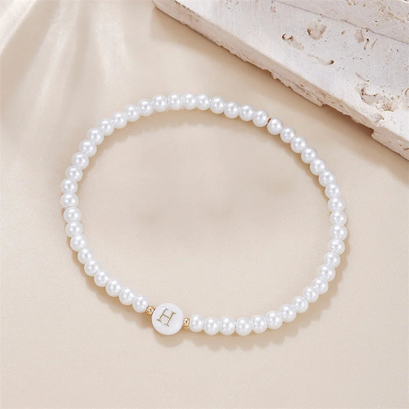AZ-Anfangsbuchstaben-Armband für Frauen, trendige weiße Perlen, runder Anhänger, elastische Armbänder, Schmuck, Perlmutt-Charme, Pulseras
