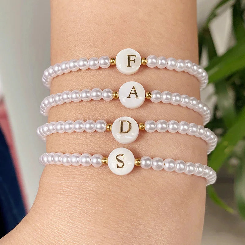 AZ-Anfangsbuchstaben-Armband für Frauen, trendige weiße Perlen, runder Anhänger, elastische Armbänder, Schmuck, Perlmutt-Charme, Pulseras