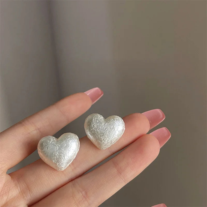 Pendientes de botón con forma de corazón de algodón color crema en 3D