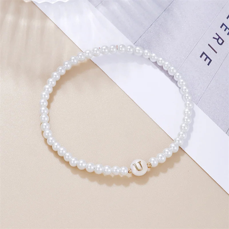 AZ-Anfangsbuchstaben-Armband für Frauen, trendige weiße Perlen, runder Anhänger, elastische Armbänder, Schmuck, Perlmutt-Charme, Pulseras