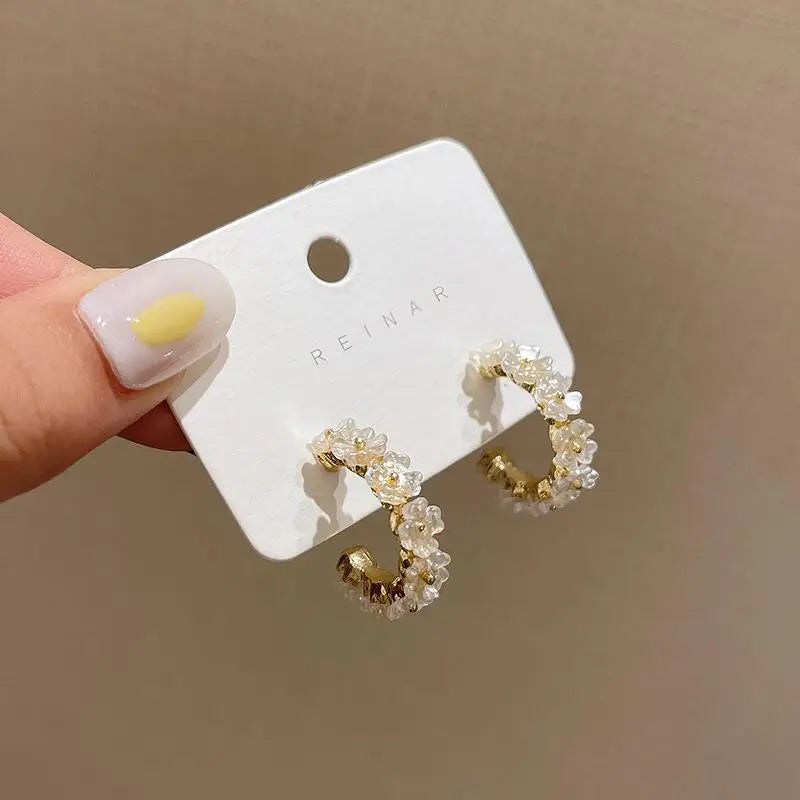 Pendientes de aro con flor de concha brillante 