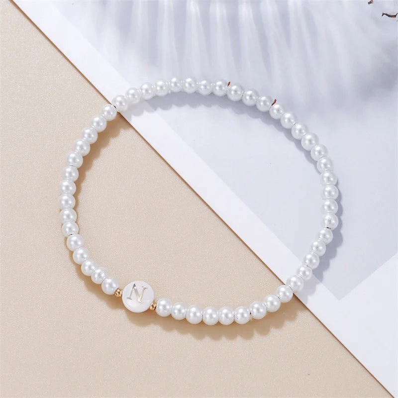AZ-Anfangsbuchstaben-Armband für Frauen, trendige weiße Perlen, runder Anhänger, elastische Armbänder, Schmuck, Perlmutt-Charme, Pulseras