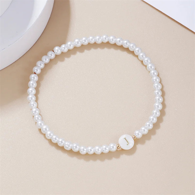 AZ-Anfangsbuchstaben-Armband für Frauen, trendige weiße Perlen, runder Anhänger, elastische Armbänder, Schmuck, Perlmutt-Charme, Pulseras