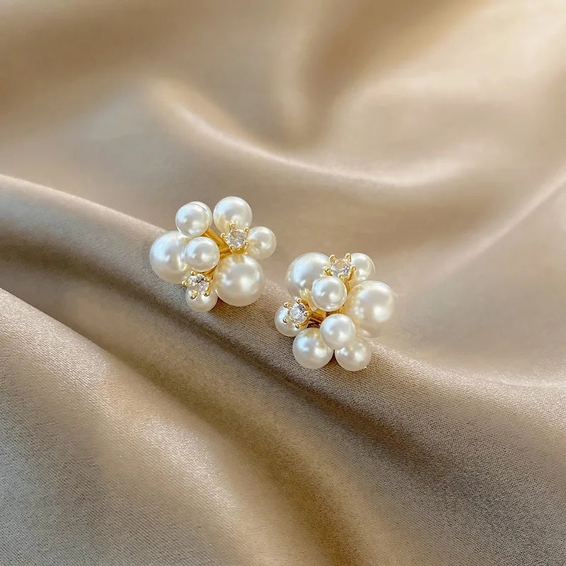 Pendientes de perlas con diseño de flores