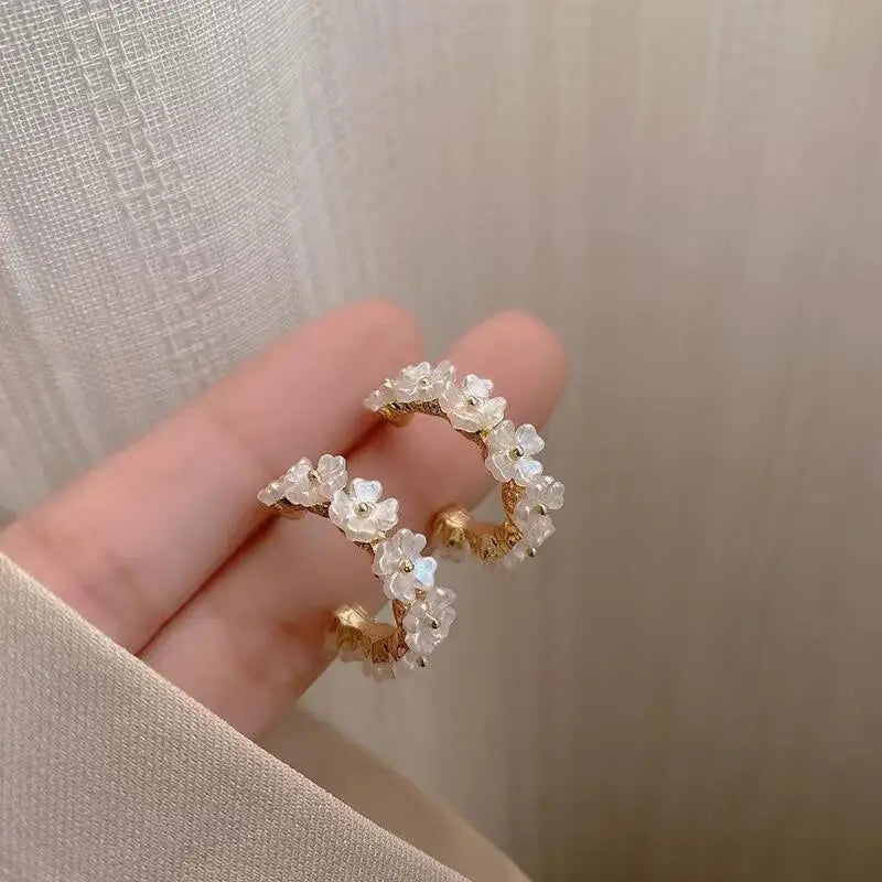 Pendientes de aro con flor de concha brillante 