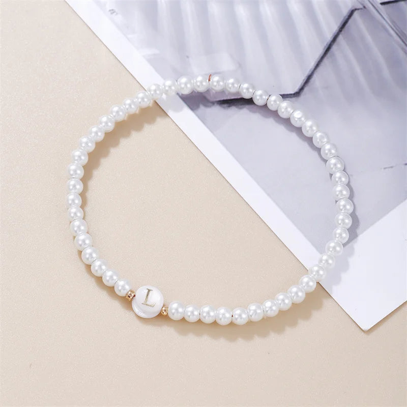 AZ-Anfangsbuchstaben-Armband für Frauen, trendige weiße Perlen, runder Anhänger, elastische Armbänder, Schmuck, Perlmutt-Charme, Pulseras