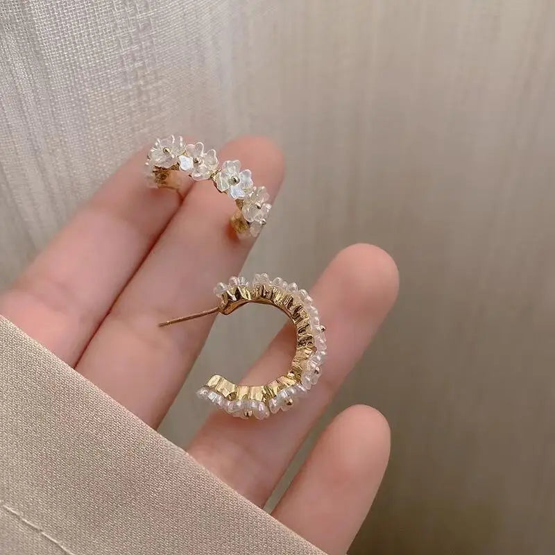 Pendientes de aro con flor de concha brillante 