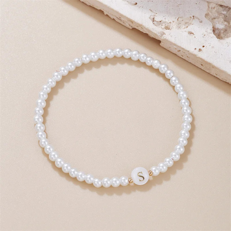 AZ-Anfangsbuchstaben-Armband für Frauen, trendige weiße Perlen, runder Anhänger, elastische Armbänder, Schmuck, Perlmutt-Charme, Pulseras