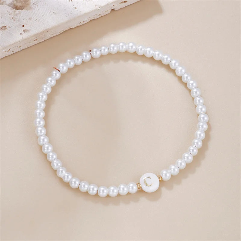 AZ-Anfangsbuchstaben-Armband für Frauen, trendige weiße Perlen, runder Anhänger, elastische Armbänder, Schmuck, Perlmutt-Charme, Pulseras