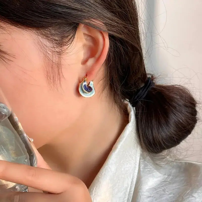 Nuevos y modernos pendientes de aro pequeños con textura de metal azul esmaltado para mujer, chapados en oro, con hebilla llamativa, joyería creativa, regalos