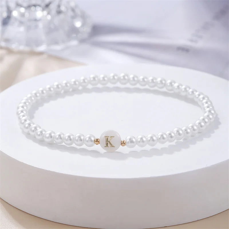 AZ-Anfangsbuchstaben-Armband für Frauen, trendige weiße Perlen, runder Anhänger, elastische Armbänder, Schmuck, Perlmutt-Charme, Pulseras
