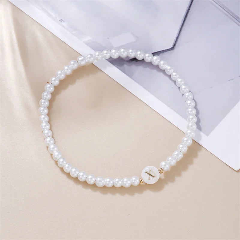 AZ-Anfangsbuchstaben-Armband für Frauen, trendige weiße Perlen, runder Anhänger, elastische Armbänder, Schmuck, Perlmutt-Charme, Pulseras