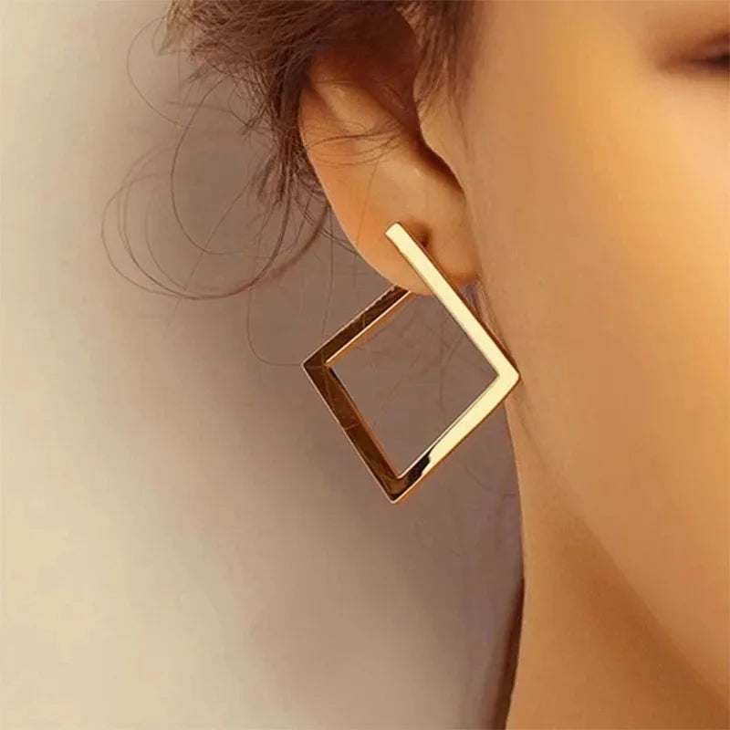 Retro Twisted Spiral Statement
