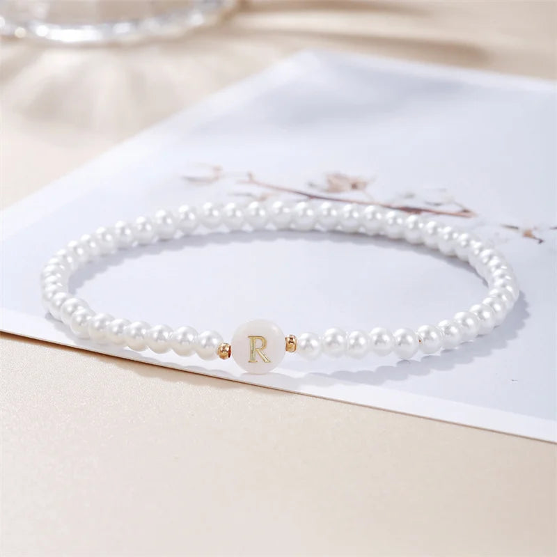 AZ-Anfangsbuchstaben-Armband für Frauen, trendige weiße Perlen, runder Anhänger, elastische Armbänder, Schmuck, Perlmutt-Charme, Pulseras