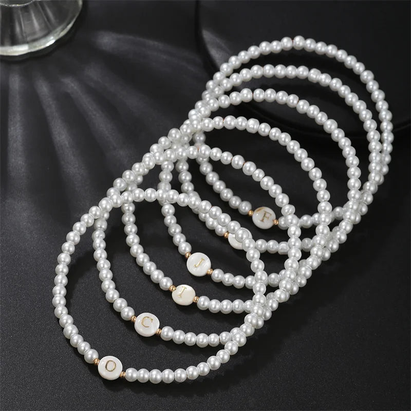AZ-Anfangsbuchstaben-Armband für Frauen, trendige weiße Perlen, runder Anhänger, elastische Armbänder, Schmuck, Perlmutt-Charme, Pulseras