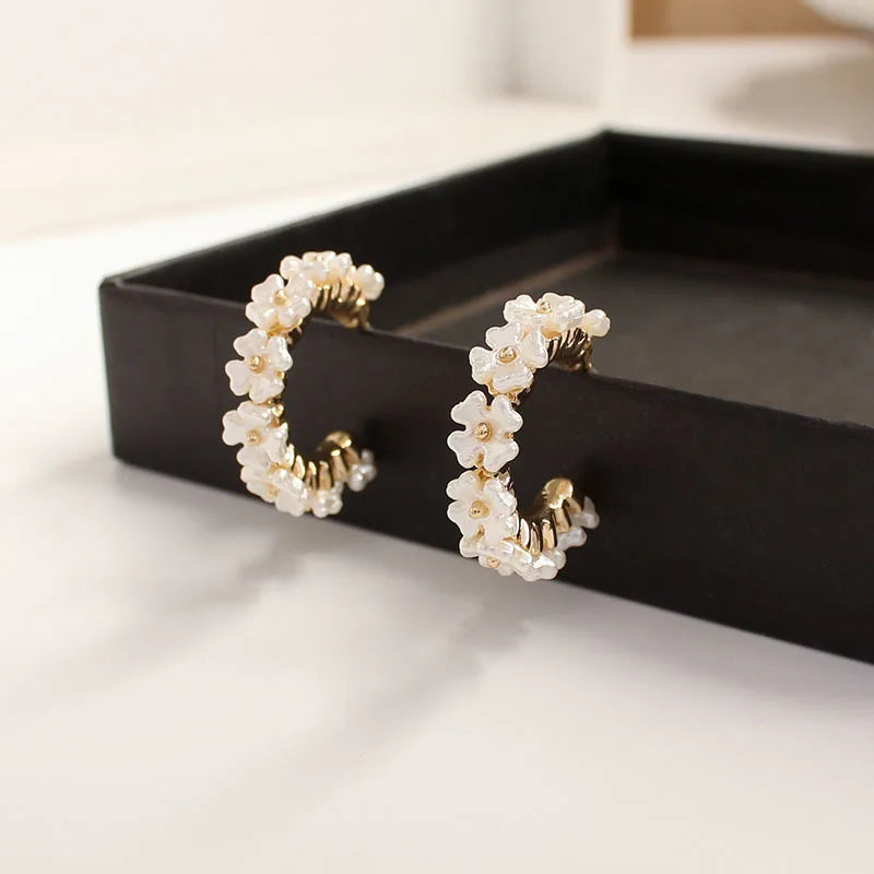 Pendientes de aro con flor de concha brillante 