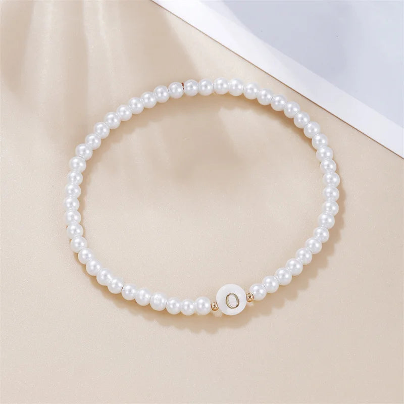 AZ-Anfangsbuchstaben-Armband für Frauen, trendige weiße Perlen, runder Anhänger, elastische Armbänder, Schmuck, Perlmutt-Charme, Pulseras
