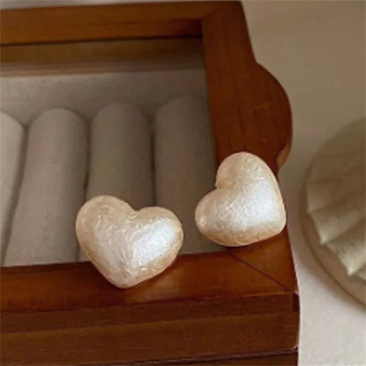 Pendientes de botón con forma de corazón de algodón color crema en 3D