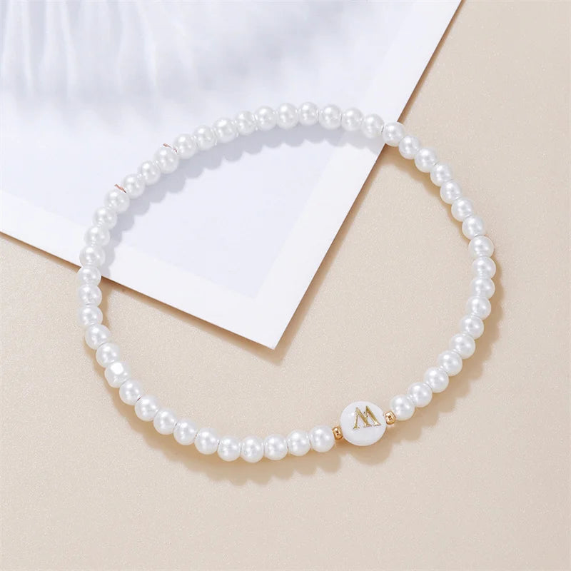 AZ-Anfangsbuchstaben-Armband für Frauen, trendige weiße Perlen, runder Anhänger, elastische Armbänder, Schmuck, Perlmutt-Charme, Pulseras