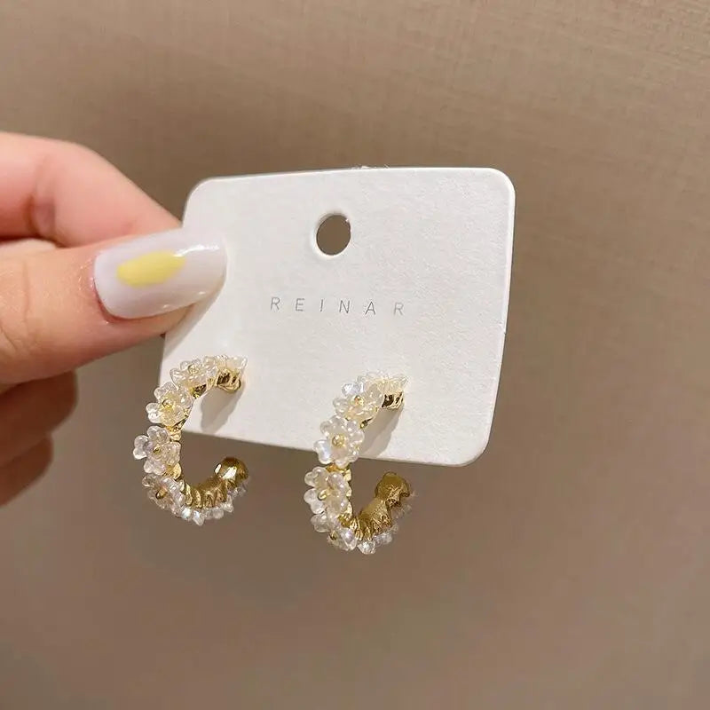 Pendientes de aro con flor de concha brillante 